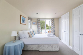 JOIVY Charming 3 bed house with a rooftop terrace